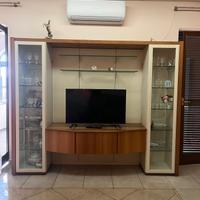 Parete attrezzata soggiorno con vetrine in vetro