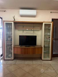 Parete attrezzata soggiorno con vetrine in vetro