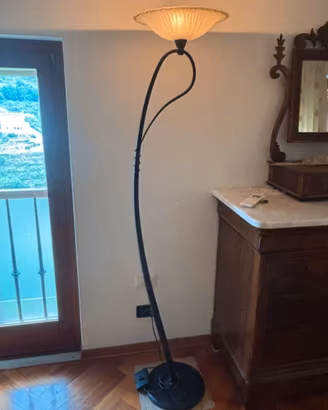 Lampada da terra a intensità regolabile.