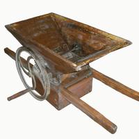 antica pigiatrice manuale in legno