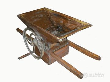 antica pigiatrice manuale in legno