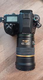 Macchina fotografica e obiettivo Pentax + caricato