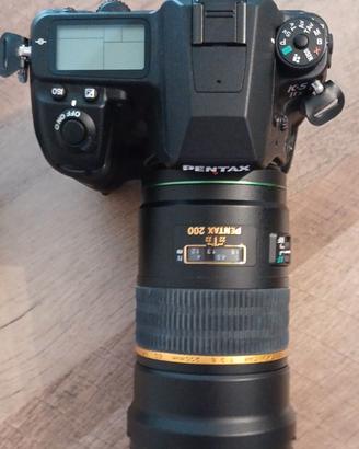 Macchina fotografica e obiettivo Pentax + caricato