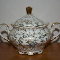 zuccheriera in porcellana con decorazioni in oro