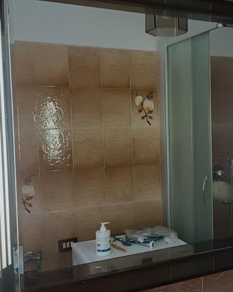arredo bagno in cristallo fumé 