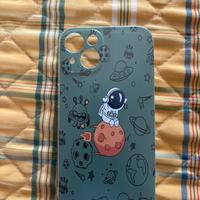 Cover iPhone 13 con disegno astronauta