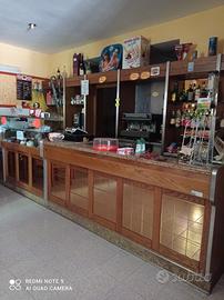 bancone bar  2.50 metri e retrobar 5.50