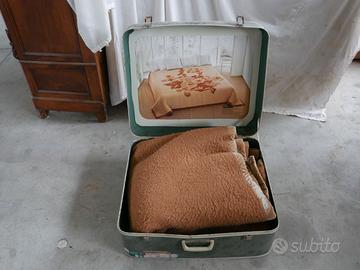 Coperta di lana con valigia per conservarla