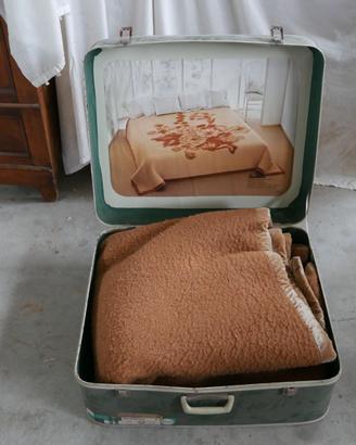 Coperta di lana con valigia per conservarla