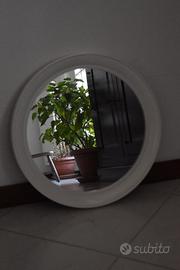 Specchio da bagno di forma circolare