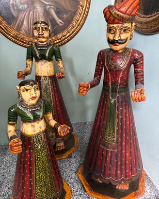Lotto 3 statue indiane legno dipinte 120 e 100 cm