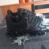 Scarpa nera con contorni bianchi