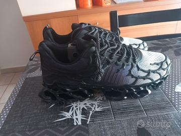 Scarpa nera con contorni bianchi