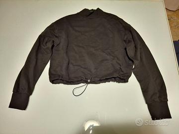 Crop top nero a maniche lunghe con elastico