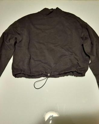 Crop top nero a maniche lunghe con elastico