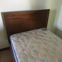 Letto singolo in legno