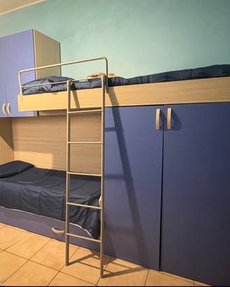 Cameretta con scrivania senza materassi