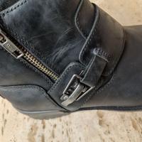 Stivali da donna  sportivi neri marca UGG