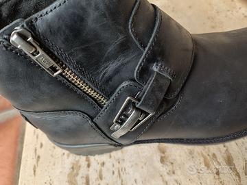 Stivali da donna  sportivi neri marca UGG