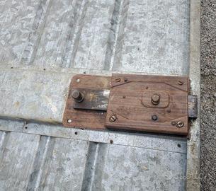 Porta in lamiera di ferro telaio serratura chiavi