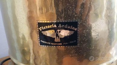 Macchina da caffè vintage Victoria Arduino in otto