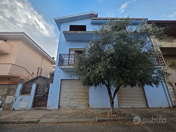 Villa bifamiliare indipendente con ampi spazi