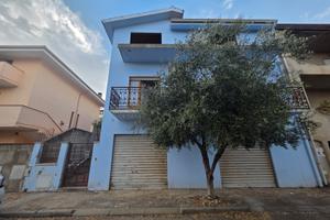Villa bifamiliare indipendente con ampi spazi