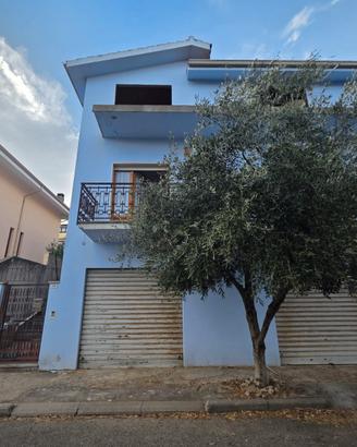 Villa bifamiliare indipendente con ampi spazi