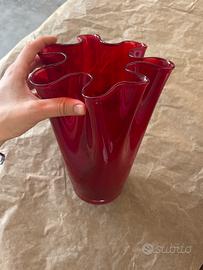 Vaso decorativo rosso in vetro, design elegante