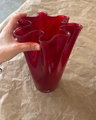 Vaso decorativo rosso in vetro, design elegante