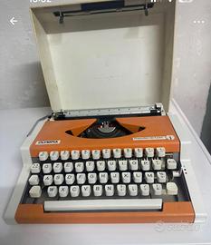 Macchina da scrivere Vintage OLYMPIA