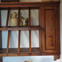 Antica piattiera in legno con anta laterale