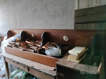 Mensola in legno con faretti a incasso