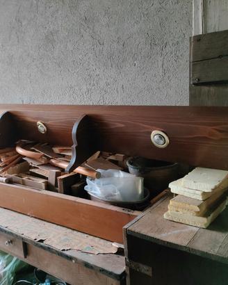 Mensola in legno con faretti a incasso