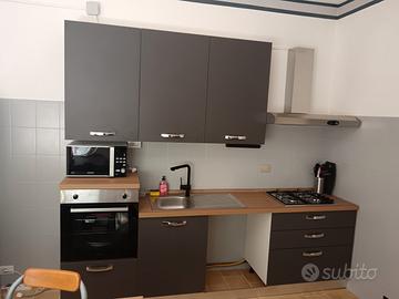 cucina più Frigo più penisola