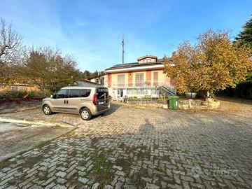 VILLA DI AMPIA METRATURA CON TAVERNA,BOX E GIARDIN