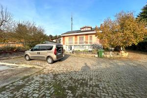 VILLA DI AMPIA METRATURA CON TAVERNA,BOX E GIARDIN