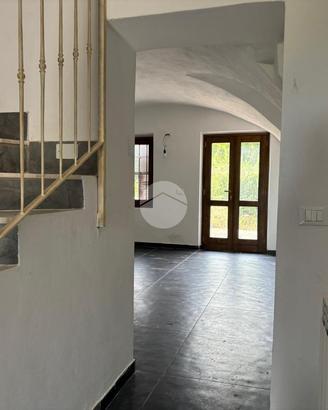 CASA SEMINDIPENDENTE A CASTELLETTO CERVO