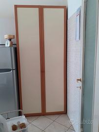 Armadio moderno in legno massello