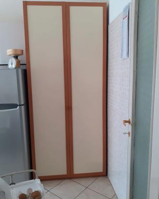 Armadio moderno in legno massello