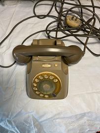Telefono vintage SIP con disco combinatore.
