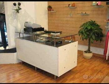 scaffalature e bancone negozio 