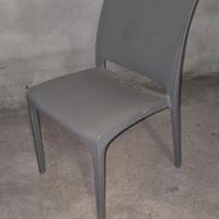 Sedie impilabili in plastica grigie