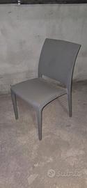 Sedie impilabili in plastica grigie