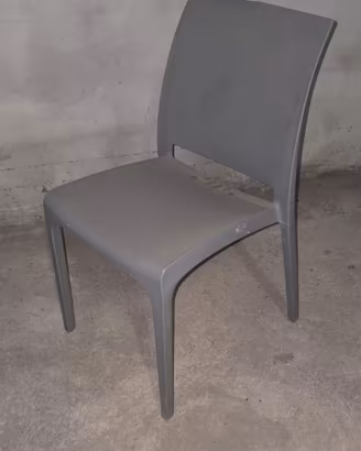 Sedie impilabili in plastica grigie