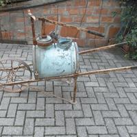 Carriola con botte per trattamenti
