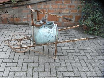 Carriola con botte per trattamenti