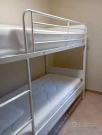 Letto a castello + materassi .