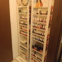 Espositori OPI con smalti e gel color