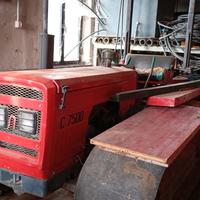 Trattore agricolo cingolato con attrezzatura